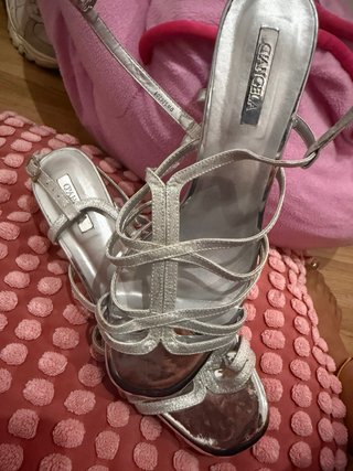 Tacones plateados con brillos