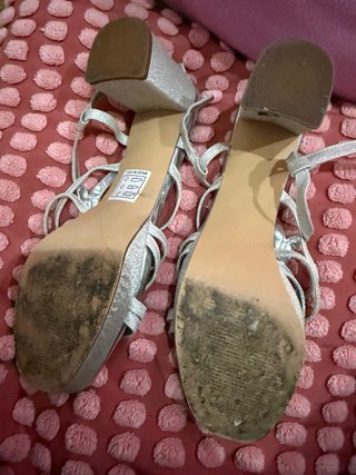 Tacones plateados con brillos