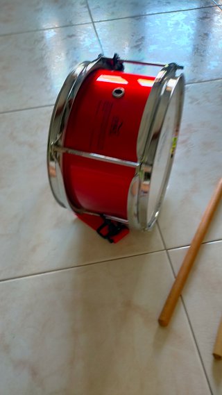 Tambor infantil con baquetas