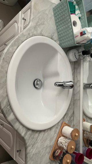 Mueble de baño blanco y azul