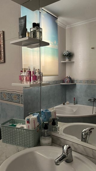 Mueble de baño blanco y azul