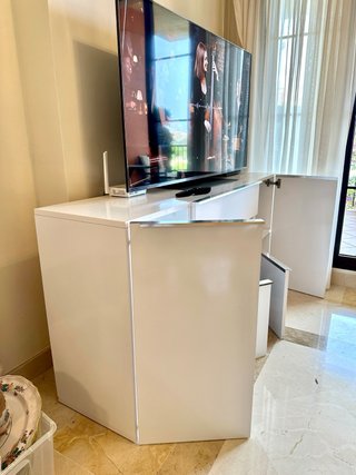 Mueble de salón blanco lacado de madera
