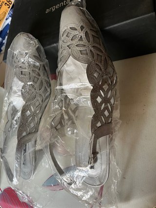 Zapatos de tacón Argenta grises y plateados