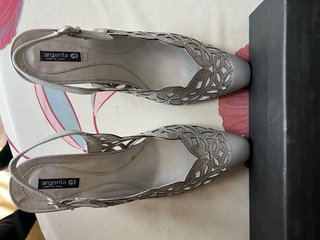 Zapatos de tacón Argenta grises y plateados