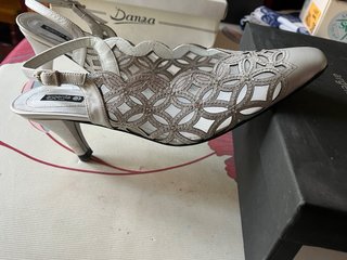 Zapatos de tacón Argenta grises y plateados