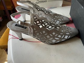 Zapatos de tacón Argenta grises y plateados