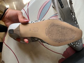 Zapatos de tacón Argenta grises y plateados