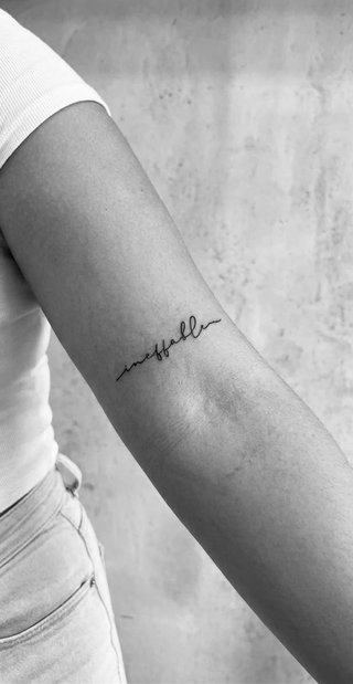 tatuador fine line y puntillismo