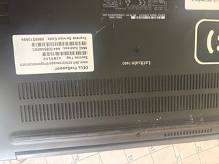 Portátil Dell Negro con Adhesivos