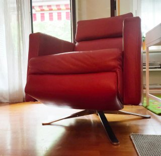 Sillón de salón rojo de piel