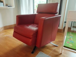 Sillón de salón rojo de piel