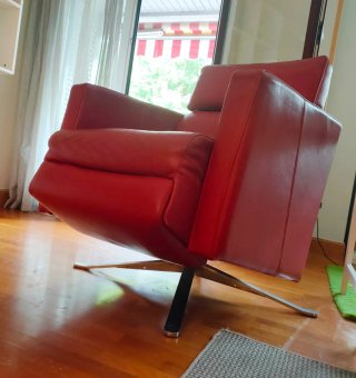 Sillón de salón rojo de piel
