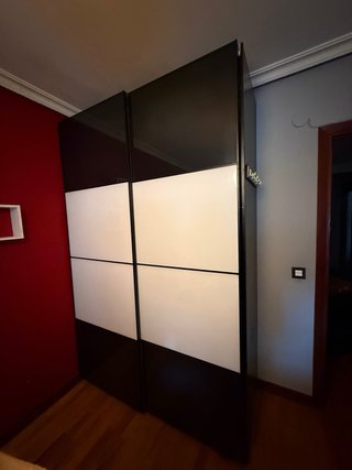 Habitación: Cama canapé, mesillas y armario