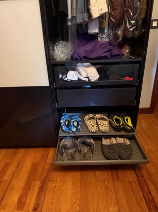 Habitación: Cama canapé, mesillas y armario