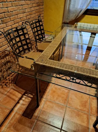Mesa cristal y 4 sillas hierro cuerda