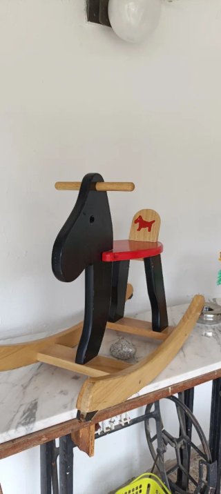 Caballo balancín de madera para niños