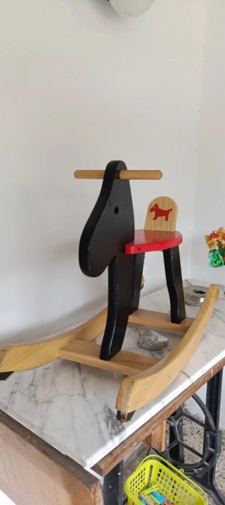 Caballo balancín de madera para niños