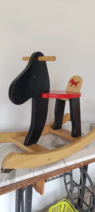 Caballo balancín de madera para niños