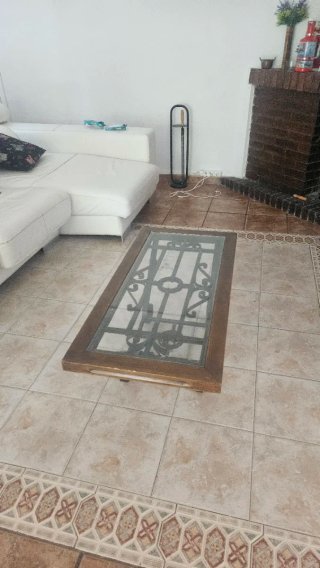 Mesita de forja con ventana de palacete