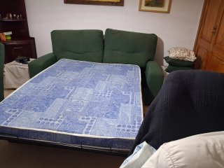 Sofá cama verde de tela