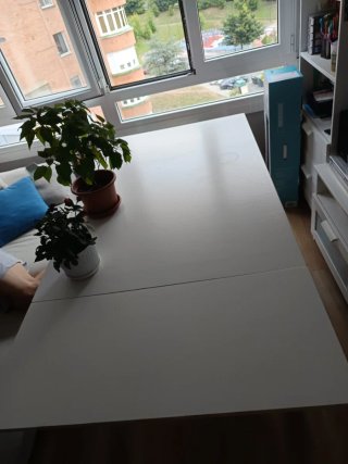Mesa de comedor de madera blanca