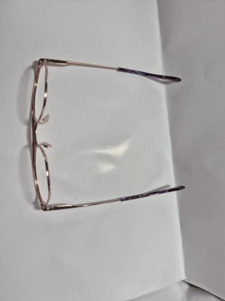 Gafas de ver doradas con detalles morados