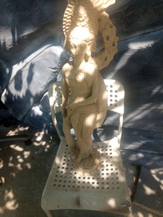 Statuetta donna marmo beige