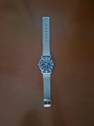 Reloj plateado esqueleto sin pila