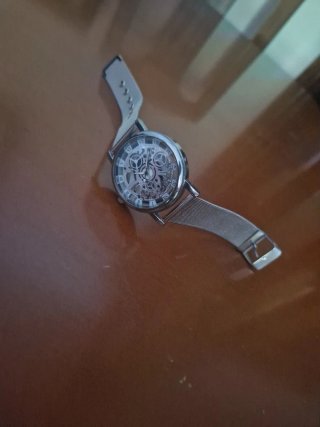 Reloj plateado esqueleto sin pila