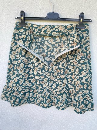 Mini falda verde de gasa con estampado floral
