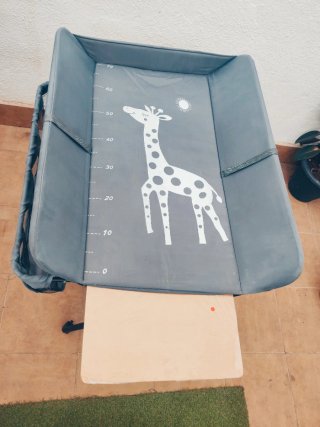 Cambiador de bebé plegable con cesta
