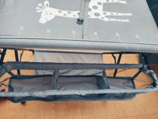 Cambiador de bebé plegable con cesta
