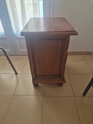 Mesita de noche de madera maciza.