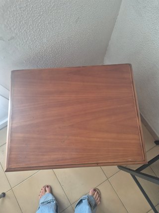 Mesita de noche de madera maciza.