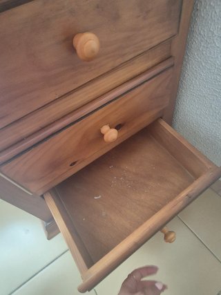 Mesita de noche de madera maciza.