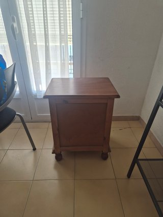 Mesita de noche de madera maciza.