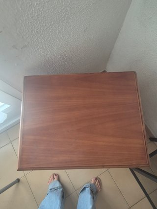 Mesita de noche de madera maciza.