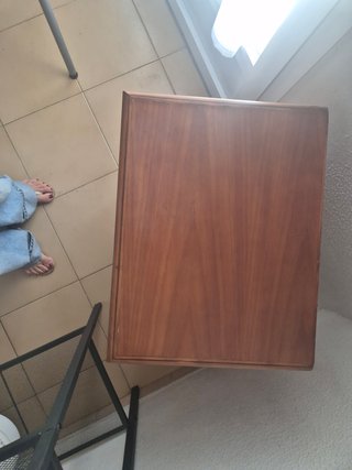 Mesita de noche de madera maciza.