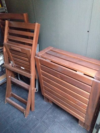 Conjunto mesa y 2 sillas plegables madera