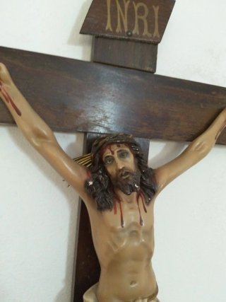 Crucifijo de madera con INRI