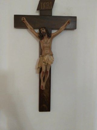 Crucifijo de madera con INRI