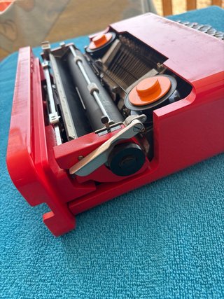Máquina de escribir Olivetti Valentine Roja