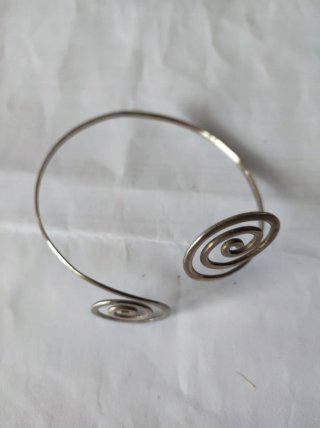 Pulsera brazalete espiral plateada