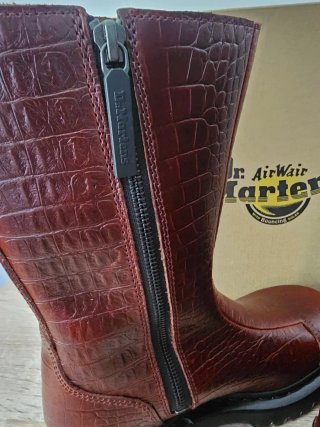 Stivali Dr. Martens Marroni. Nuovi