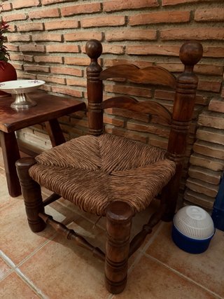 Silla infantil de madera y ratán