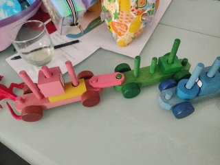 Trenes de madera con bloques de construcción