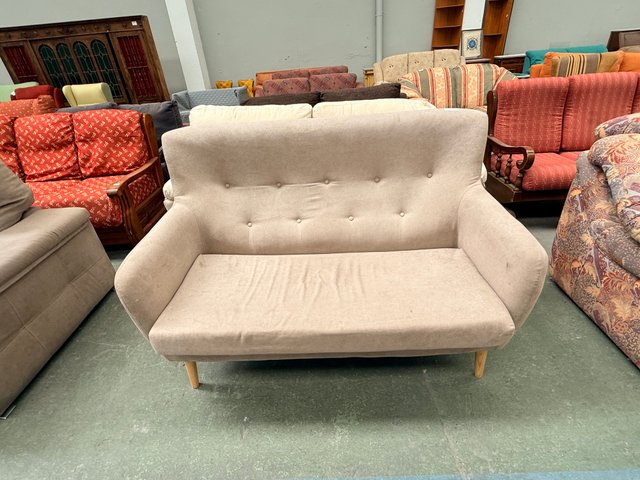 Sofá de tela beige