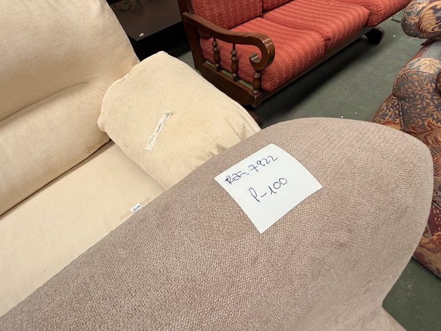 Sofá de tela beige