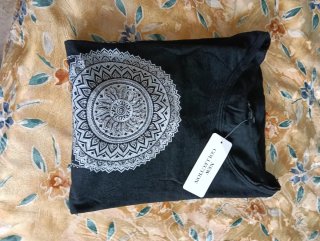 Camiseta negra manga larga con estampado
