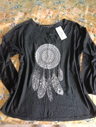 Camiseta negra manga larga con estampado